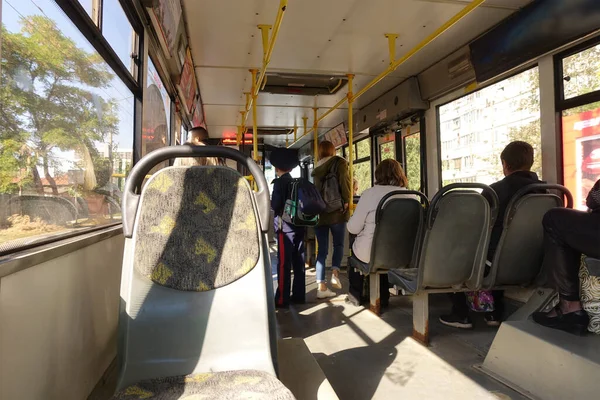 Viaje en autobús urbano en Rusia en un día soleado — Foto de Stock