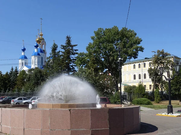 Löwenzahnbrunnen auf dem Tambow-Damm an einem sonnigen Tag — Stockfoto