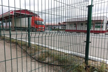 Gümrük terminalinin kontrol noktasına park etmiş bir kamyon..
