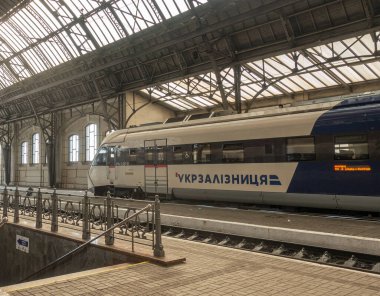 Lviv, Ukrayna. 3 Eylül 2025. DPKR-3 treni Lviv istasyonunda - Ana