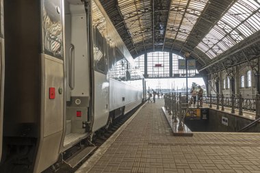 Lviv, Ukrayna. 3 Eylül 2025. Lviv tren istasyonunda yüksek hızlı tren EKr1-002 TARPAN