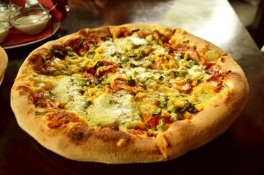 Bütün İtalyan pizza malzemelerle ahşap masa üzerinde 