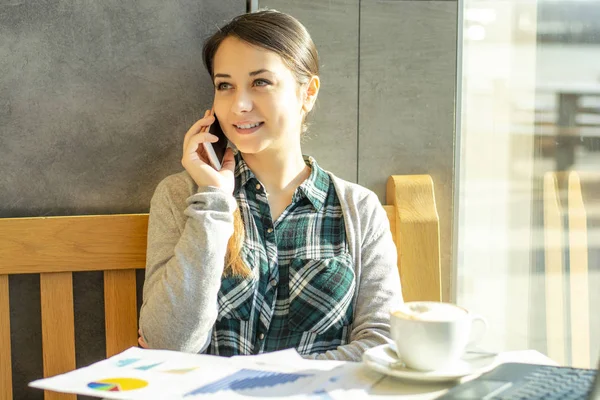 Красивая Девушка Кафе Разговаривающая Телефону Работающая Ноутбуке Документах — стоковое фото