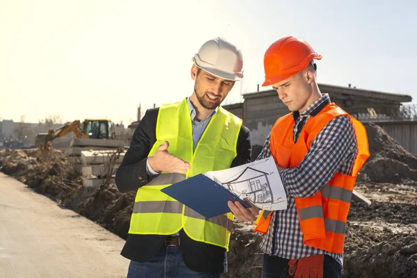 Hombres Ingenieros Trabajadores Cascos Junto Con Supervisor Sitio Construcción Están — Foto de Stock