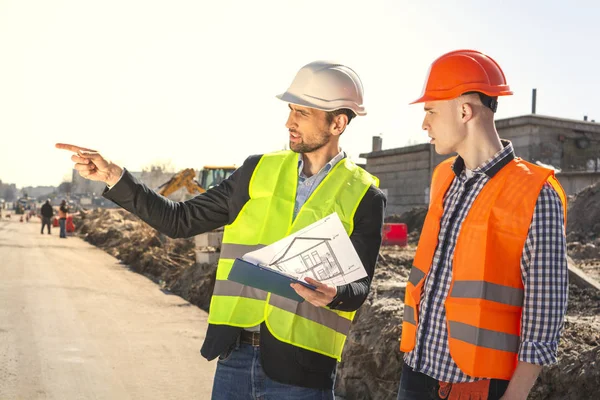 Homens Engenheiros Trabalhadores Capacetes Juntamente Com Seu Supervisor Canteiro Obras — Fotografia de Stock