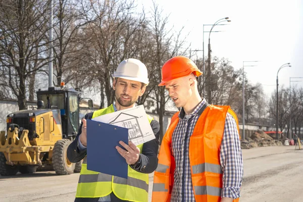 Männer Ingenieure Arbeiter Helmen Betrachten Zusammen Mit Ihrem Vorgesetzten Auf — Stockfoto
