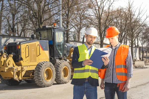 Hombres Ingenieros Trabajadores Cascos Junto Con Supervisor Sitio Construcción Están — Foto de Stock