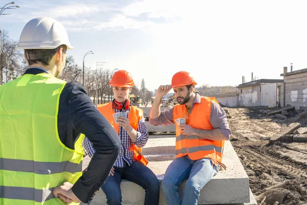 Jefe Hombre Grita Los Trabajadores Casco Que Están Descansando Quieren — Foto de Stock