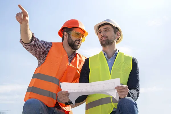 Hombres Ingenieros Trabajadores Cascos Junto Con Supervisor Sitio Construcción Están — Foto de Stock