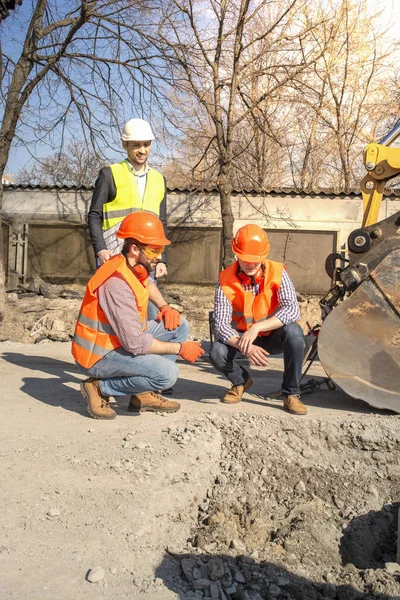 Ingenieros Trabajadores Masculinos Cascos Hablando Cerca Excavadora Excavadora — Foto de Stock