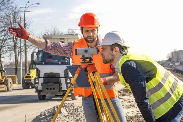 Ingeniero Topógrafo Masculino Con Dispositivo Que Trabaja Una Obra Construcción — Foto de Stock