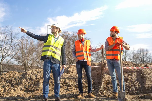 Trabajadores Varones Ingenieros Cascos Con Cabeza Trabajo Las Manos Una — Foto de Stock