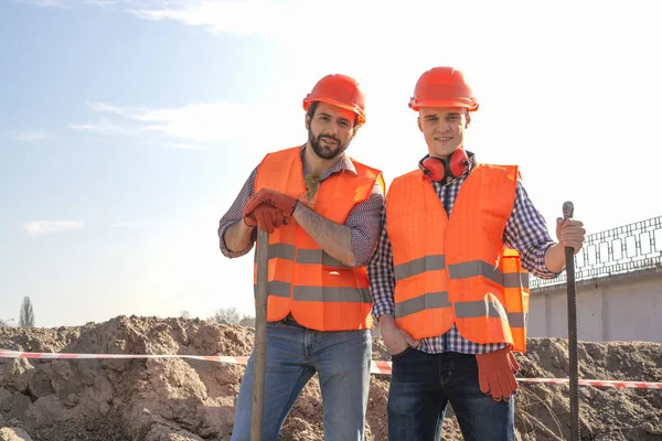 Trabajadores Varones Ingenieros Cascos Con Cabeza Trabajo Las Manos Una — Foto de Stock