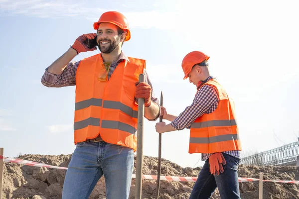 Travailleur Ingénieur Dans Casque Construction Parler Téléphone — Photo