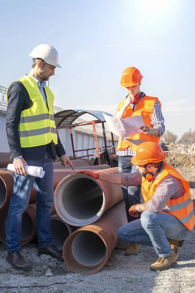 Trabajadores Masculinos Sitio Construcción Son Materiales Construcción — Foto de Stock