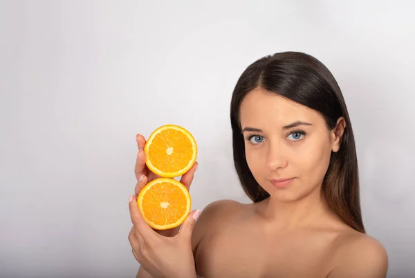 아름다운 그녀의 오렌지 클로즈업 — 스톡 사진