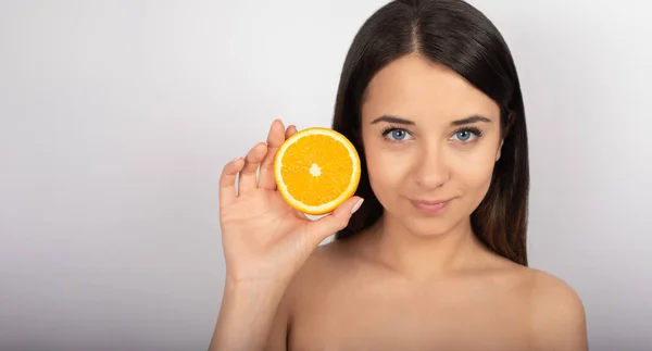 아름다운 그녀의 오렌지 클로즈업 — 스톡 사진