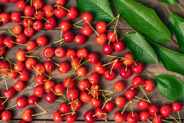 çilek, kiraz, ahşap bir masada kırmızı tatlı kiraz, yaz