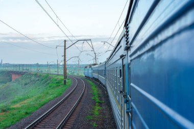raylar üzerinde seyahat yolcu treni