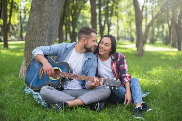 Mec Fille Jouer Guitare Dans Parc Asseoir Sur Herbe Près Images De Stock Libres De Droits