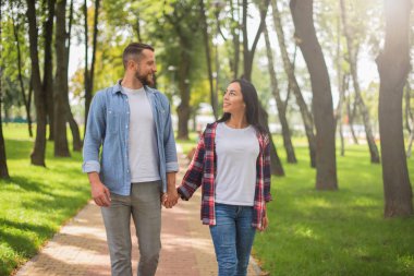 parkta yürüyen ve sarılma sevgi dolu çift, güzel adam ve kız