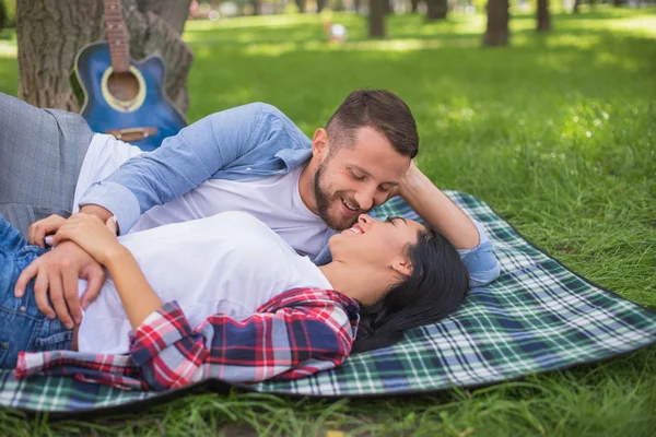 Amour Couple Mensonge Sur Plaid Dans Parc Câlin Beau Mec Photos De Stock Libres De Droits