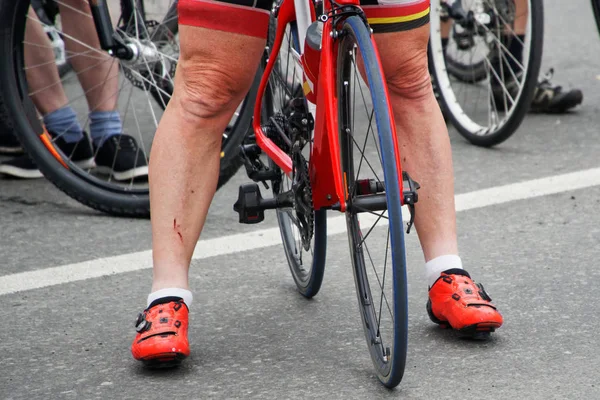 アクティブなライフ スタイル 負傷したサイクリストの脚 — ストック写真