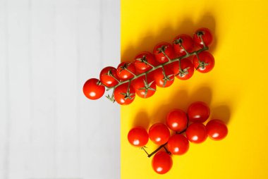 Kiraz domates sarı ve beyaz arka plan üzerinde yalan