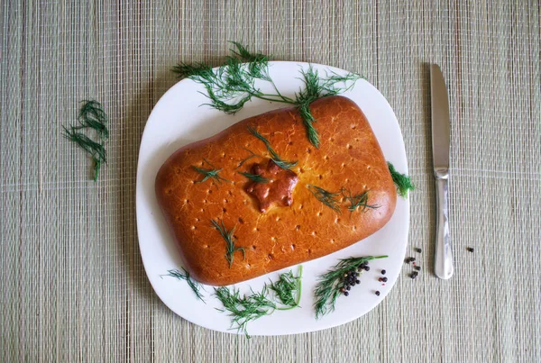 Uma Torta Com Carne Encontra Uma Placa Branca Fundo Uma — Fotografia de Stock