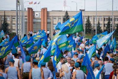 Rusya, Magnitogorsk şehir, Çelyabinsk - 2 Ağustos 2018. Hava Kuvvetleri gün şehrin sokaklarında kutluyor. Erkekler ile Rus hava indirme birlikleri bayrakları.   