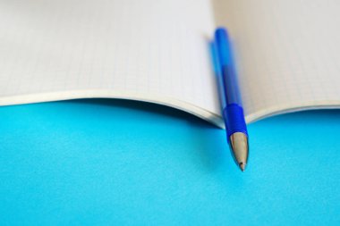 İş ve çalışma zamanı. Matematik için defter üzerinde mavi dolma kalem yalan.                         