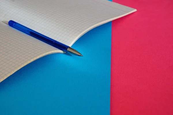 Długopis niebieski leży na notebooka do matematyki. — Zdjęcie stockowe
