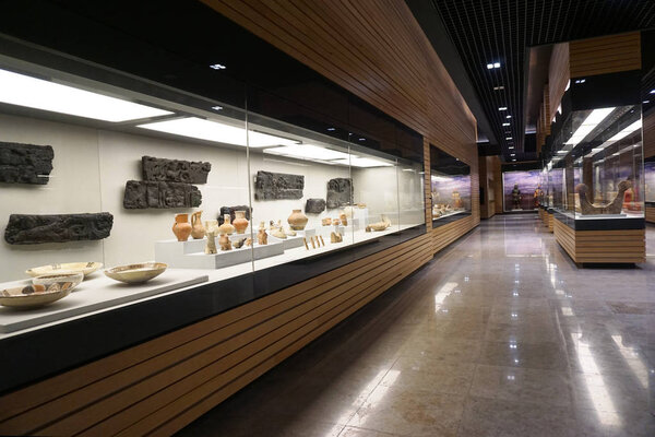 Интерьер одного из выставочных залов Национального музея Республики Казахстан в городе Астана. Казахстан, Астана, Национальный музей
.        