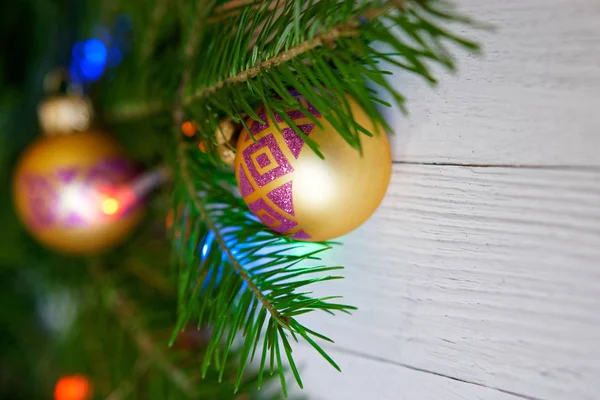 Albero Natale Decorato Con Giocattoli Luci Colorate Uno Sfondo Chiaro — Foto Stock