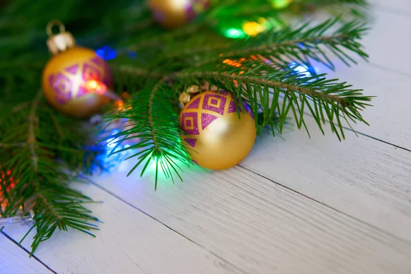 Albero Capodanno Decorato Con Belle Palle Luci Colorate Uno Sfondo — Foto Stock