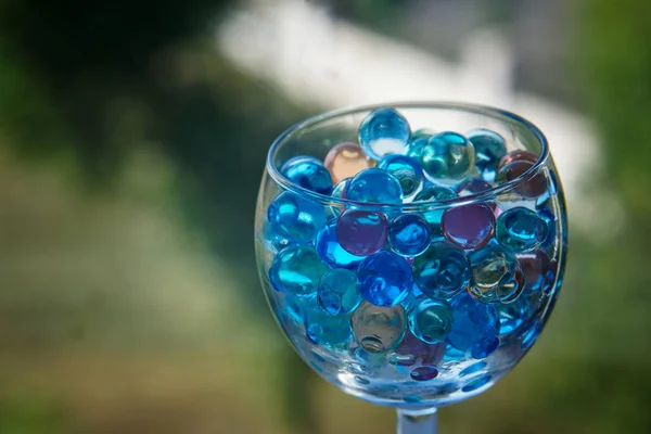 Verre Transparent Avec Boules Gel Sur Fond Vert Foncé Une — Photo