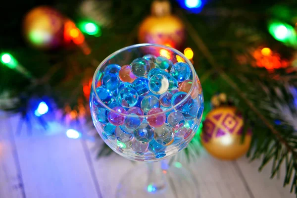 Vidro Transparente Com Bolas Gel Fundo Uma Árvore Natal Uma — Fotografia de Stock