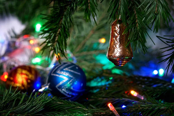 Рождественская Игрушка Золотой Колокол Ветке Дерева Среди Разноцветных Огней Поздравляем — стоковое фото