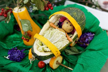 Bebek sebze iliği beşikten bir patates. Sebze ile dekoratif çalışma örneği. Sonbaharda hasat.                      