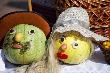 İnsan kafaları kabak dan. Sebze ile dekoratif çalışma örneği. Sonbaharda hasat.                      