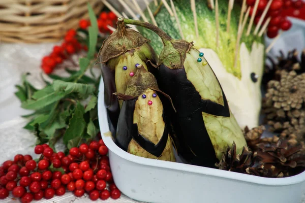 茄子から素敵なペンギン 野菜の装飾的な仕事の例です ファーム フェア 秋の収穫 — ストック写真