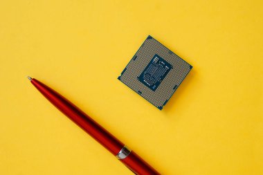 İşlemci Lga 1151 soketine ve kalemin yanında sarı bir arka plan için. Bilgisayar teknolojileri.                           