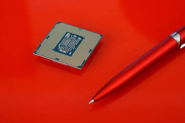 Procesador Para Zócalo Lga 1151 Encuentra Sobre Fondo Rojo Junto — Foto de Stock