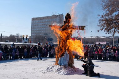 Kış Slav tatil Maslenitsa için doldurulmuş yakma. Magnitogorsk. Rusya. 17 Şubat 2018