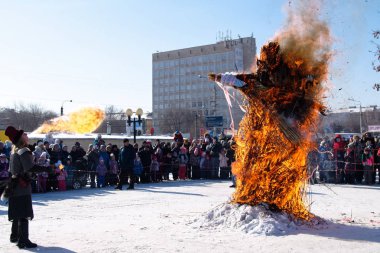 Korkuluk kış Slav tatile Shrovetide yakar. Magnitogorsk. Rusya. 17 Şubat 2018