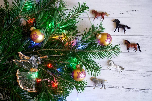 Decorado Com Brinquedos Luzes Ramo Árvore Natal Lado Cavalos Anjo — Fotografia de Stock