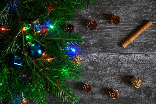 Ramo Abete Decorato Natale Capodanno Accanto Bastoncini Cannella Pigne Palline — Foto Stock