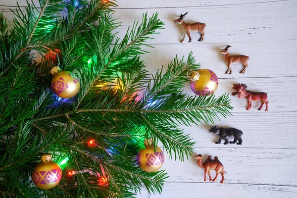 Ramo Dell Albero Natale Decorato Con Giocattoli Luci Accanto Agli — Foto Stock