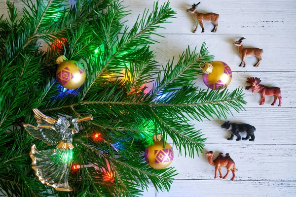 Geschmückt Mit Spielzeug Und Lichtern Einem Zweig Des Weihnachtsbaums Neben — Stockfoto