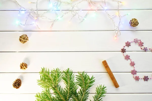 Una Rama Árbol Navidad Una Guirnalda Conos Sobre Fondo Claro — Foto de Stock